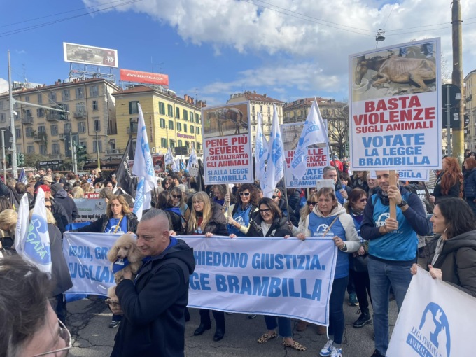 Brambilla a Milano: “No alle violenze sugli animali, sì a pene più severe”