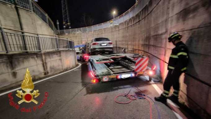 Bisarca bloccata nel sottopassaggio di Maggianico