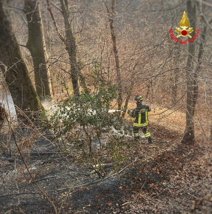 Ancora un bosco in fiamme in Valsassina
