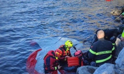 Si lancia col paracadute e finisce nel lago: salvato dai pompieri