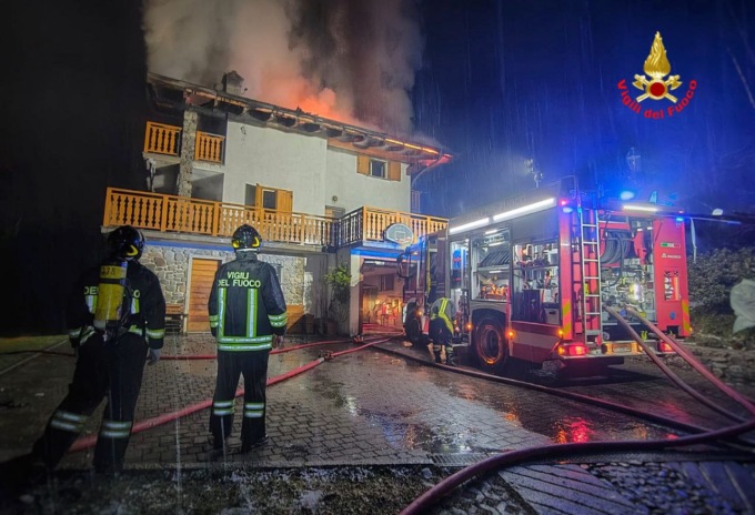 Le fiamme divorano una villa, paura a Introbio