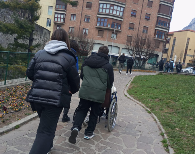 Le ragazze e i ragazzi di Enaip mappano le barriere architettoniche di Lecco