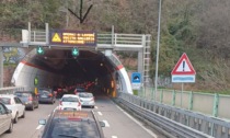 Operai al lavoro sul Ponte Manzoni, traffico in tilt