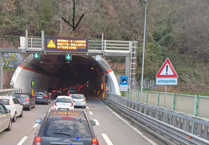 Operai al lavoro sul Ponte Manzoni, traffico in tilt