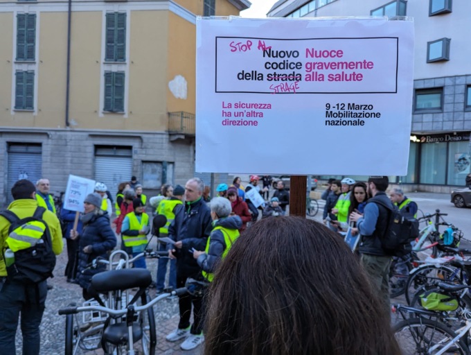 Nuovo codice della strada: a Lecco la protesta contro il “Codice della strage”