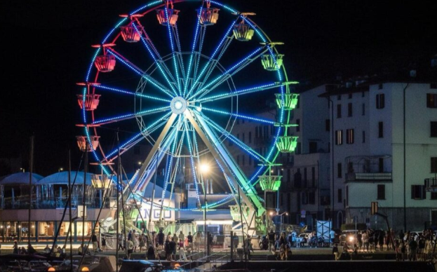 Una spettacolare ruota panoramica sul Lago