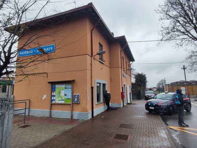 Ragazzo rapinato sul treno: “Mi hanno preso a pugni e puntato un coltello”