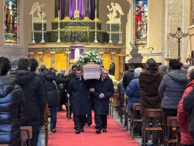 Valmadrera, chiesa gremita per l’addio a Marco Maggi, scomparso a soli 34 anni