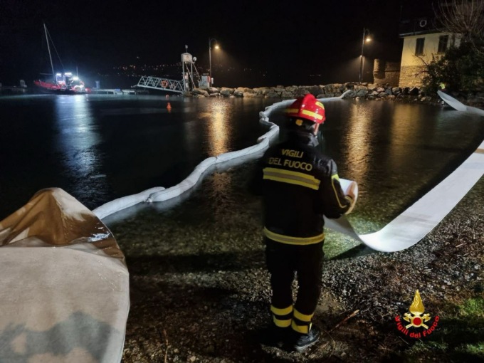 Sversamento di idrocarburi nel lago, intervento dei Vigili del fuoco a Lierna
