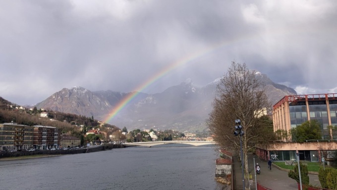 Arcobaleno e neve, che spettacolo su Lecco
