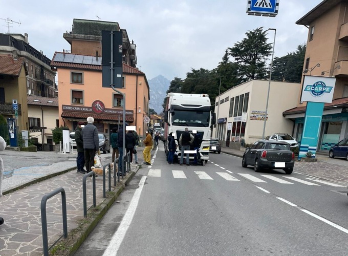 Calolzio: paura per un 31enne urtato da un camion
