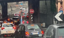 Lecco, auto si ribalta all'uscita del tunnel del San Martino