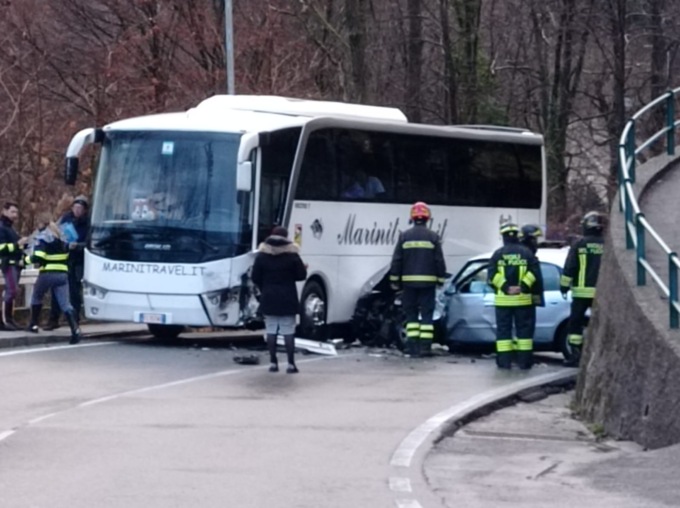 Cremeno, scontro auto – pullman. Coinvolto un bambino di 9 anni