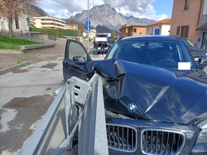 Bmw “infilzata” dal guard rail: paura a Pescate