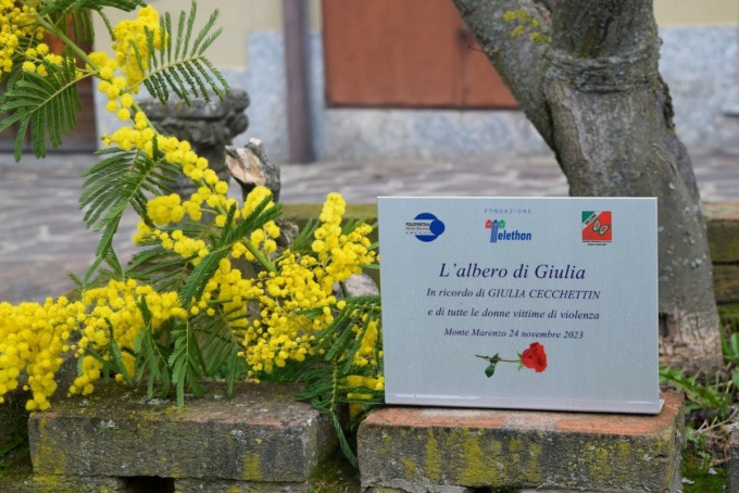 Monte Marenzo: commemorazione davanti all’installazione dedicata a Giulia Cecchettin