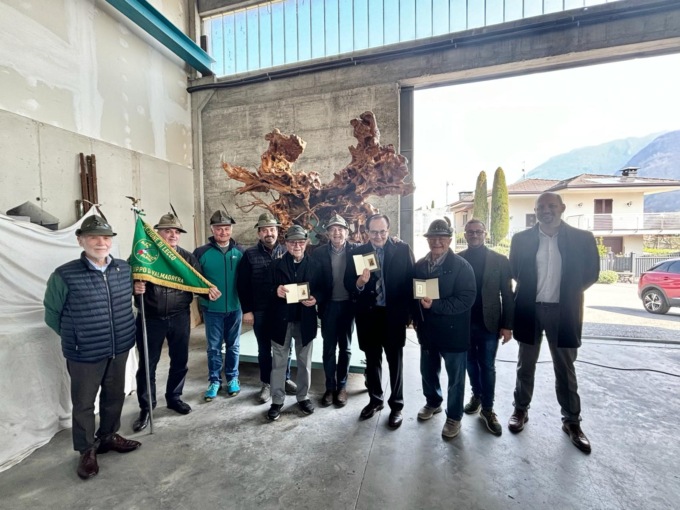 Valmadrera, Vassena dona la sua radice d’ulivo ad Alzano Lombardo per omaggiare le vittime del Covid