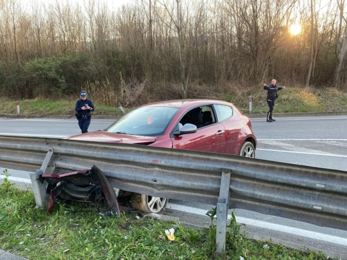 Esce di strada e si schianta contro il guard rail