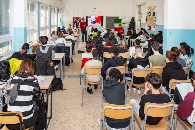 Calolzio: il tricolore spiegato agli studenti dagli alpini