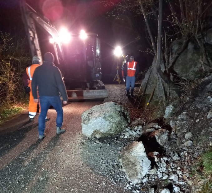 Galbiate: masso precipita in strada a San Michele