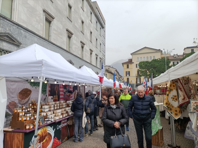 In piazza a Lecco è sbarcato il Mercato francese