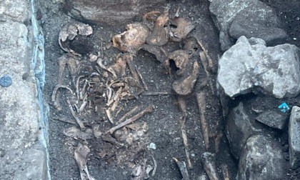 Antiche tombe con ossa umane ritrovate durante gli scavi a Civate e Oliveto