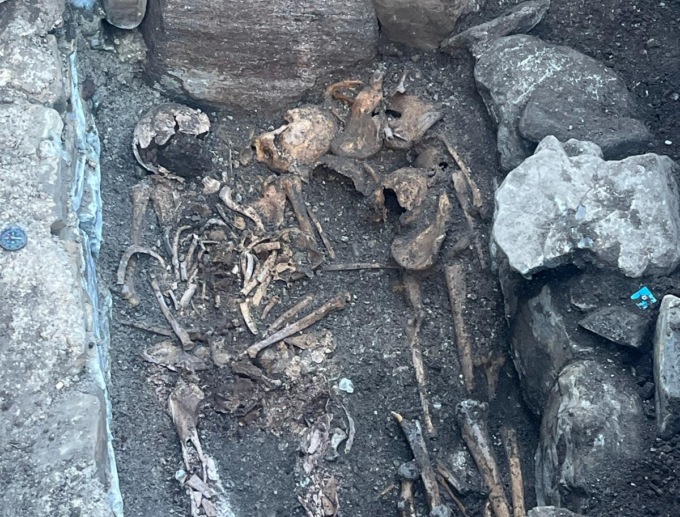 Antiche tombe con ossa umane ritrovate durante gli scavi a Civate e Oliveto