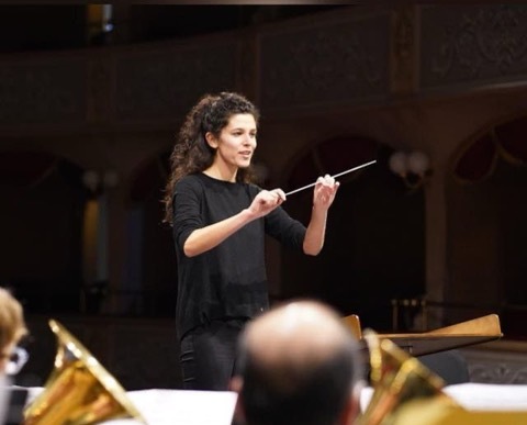 Questa sera il maestro Laura Rigamonti dirige il suo primo concerto a Mandello