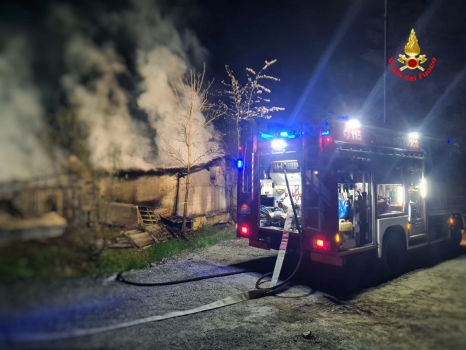 Colico: capanno agricolo divorato dalle fiamme