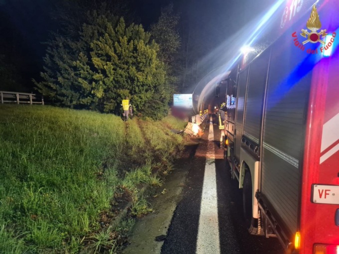 Terrificante botto in Statale 36: esce di strada e si schianta contro il guard-rail