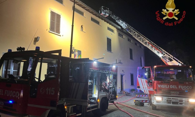 Ancora un incendio tetto: a fuoco una palazzina a Olgiate