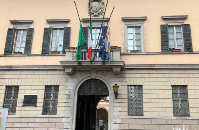 Vittime del Covid: a Lecco bandiere a mezz’asta