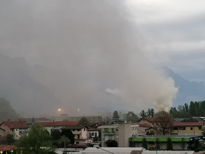 Principio di incendio alla Rodacciai: colonna di fumo visibile a chilometri