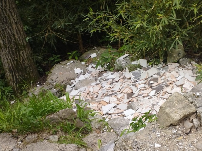 Abbandona le piastrelle nel bosco: beccato
