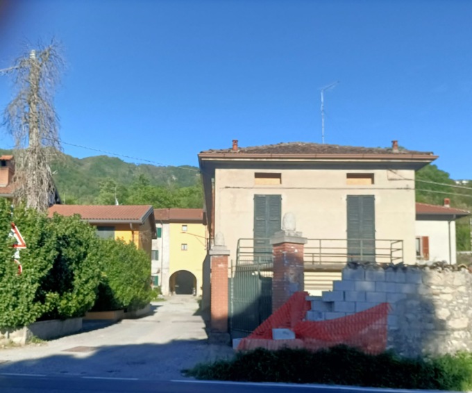 Gli chiede di scendere e poi gli spara, ferito l’ex pugile Marasco