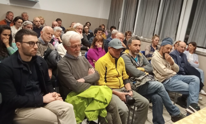 Incontro a Laorca: parcheggi, passerelle e le richieste dei residenti per un mini bus