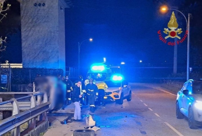 Auto ribaltata, soccorsi per un 23enne