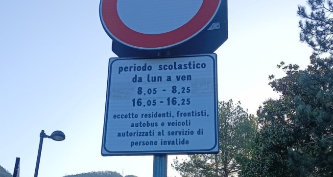 Mamme e papà indisciplinati: Polizia locale fuori dalle scuole