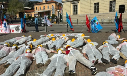 Cgil e Uil, un flash mob in piazza Diaz per gridare stop alle morti sul lavoro