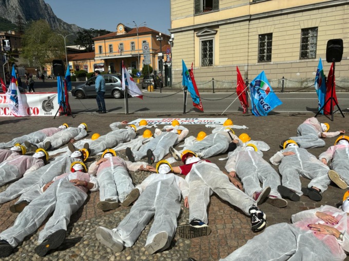 Cgil e Uil, un flash mob in piazza Diaz per gridare stop alle morti sul lavoro