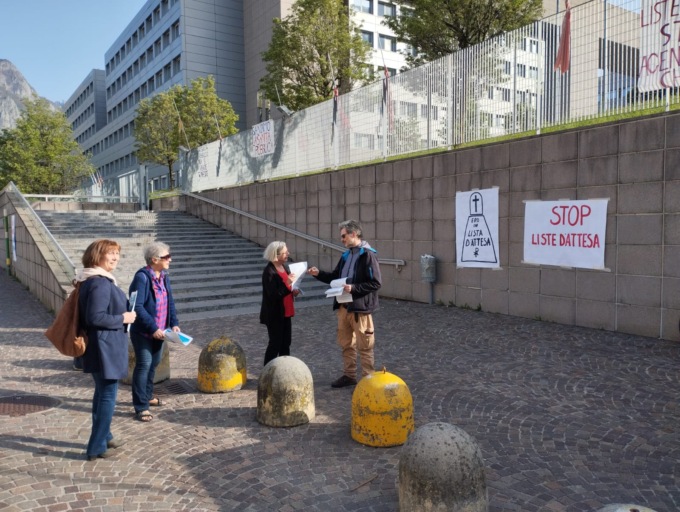 Volantinaggio davanti al Manzoni per difendere la sanità pubblica