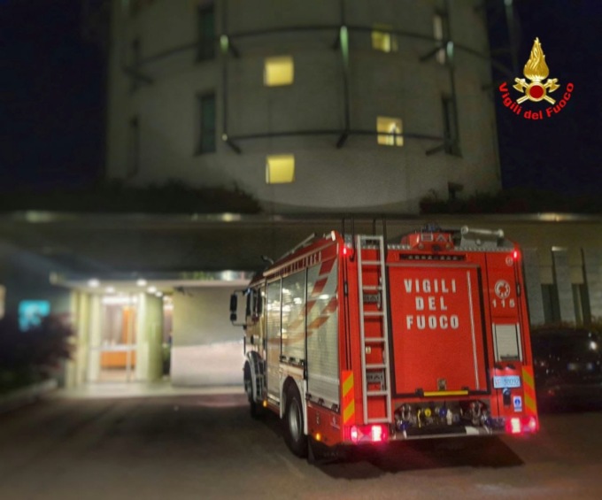 Allarme incendio in un hotel nella notte