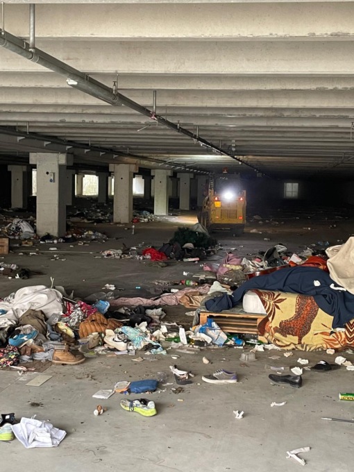 Ruspe nel parcheggio coperto dell’interscambio: via montagne di rifiuti