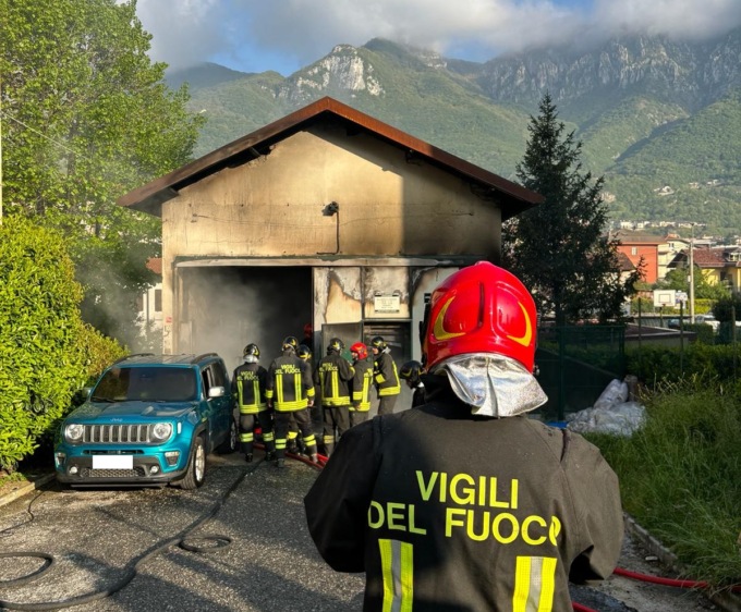 Maxi incendio a Valmadrera: ferito un 81enne