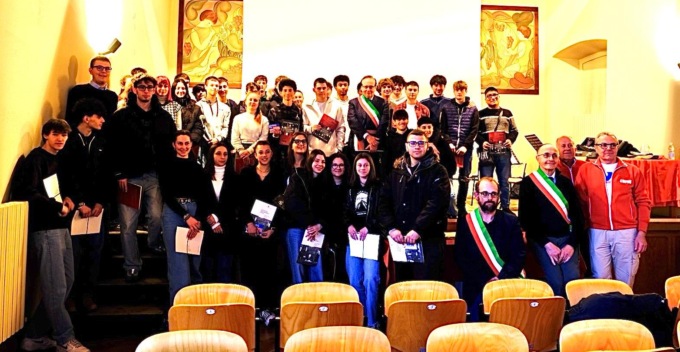 Consegnate le costituzioni ai neo 18enni di Valmadrera, Malgrate e Oliveto