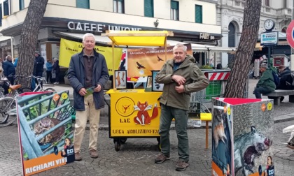 Banchetto della Lega Abolizione Caccia in piazza Garibaldi