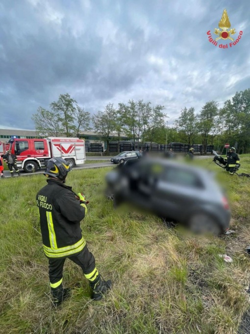 Incidente ad Annone: auto finisce fuori strada e si ribalta