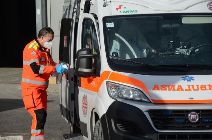Precipita dal tetto di un capannone: 32enne muore in Brianza