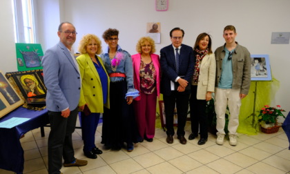 Valmadrera, inaugurata la mostra di pittura su ceramica delle artiste Iris Dell'Oro e Graziella Giudici