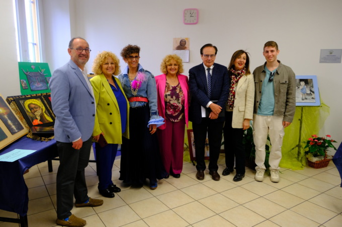 Valmadrera, inaugurata la mostra di pittura su ceramica delle artiste Iris Dell’Oro e Graziella Giudici