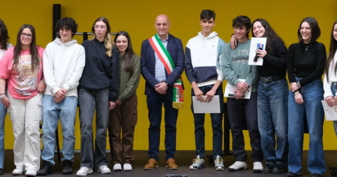 Civate, consegnate le costituzioni ai neo 18enni: “La Resistenza continua con l’impegno quotidiano”